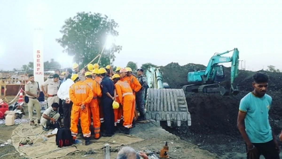 The rescue operation still continue (Photo: IANS)
