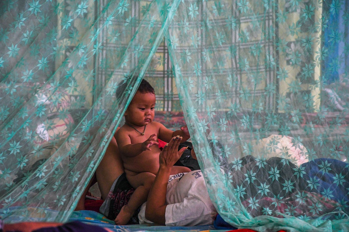 Churachandpur, Manipur: A mother plays with her child at a temporary shelter in Saidan village (photo: Getty Images)