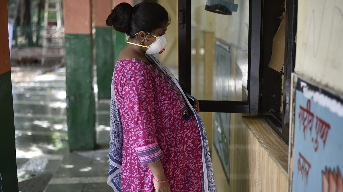 A pregnant woman waits in front of the registration window for a Covid-19 test (Photo: Getty Images)