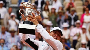 Iga Swiatek digs deep to win dramatic French Open final