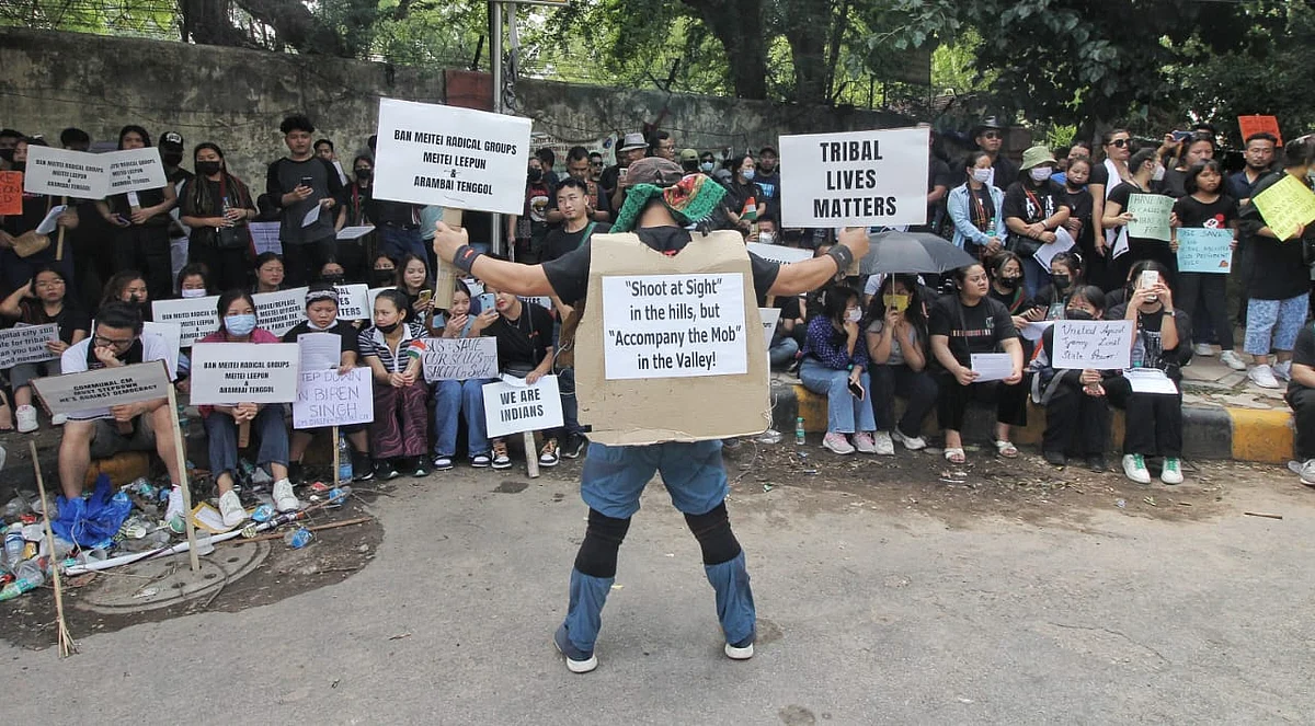 Members of Kuki tribes hold banners & Indian flags while protesting against the killing of tribal people in their home state Manipur, in New Delhi (photo: Vipin/National Herald)