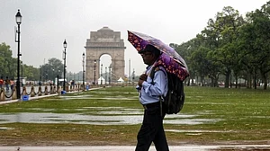 Rain lashes Delhi, pollution levels improve