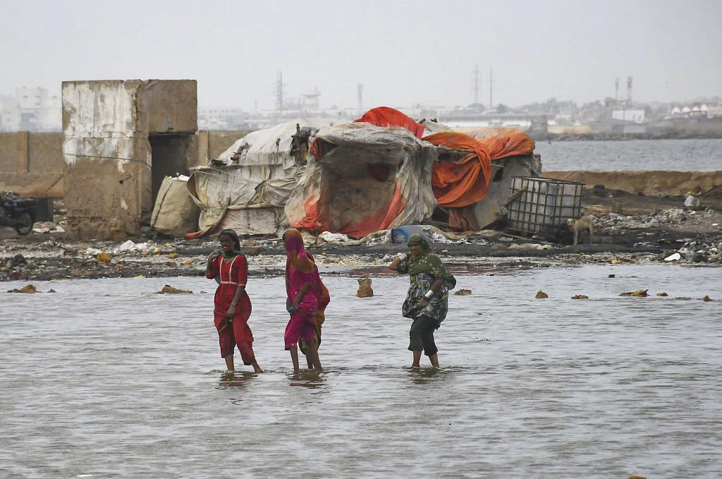 Photo Story: Pakistan braces itself for Cyclone Biparjoy landfall