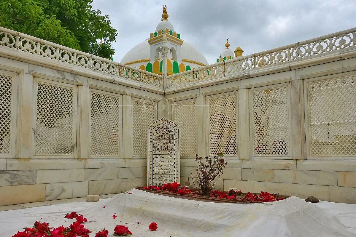 Aurangzeb's grave near Aurangabad, Maharshtra