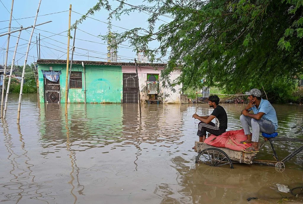 Residents waiting by their residence at Khadda Gaon, Jaitpur Village in Delhi (Photo: Getty Images)