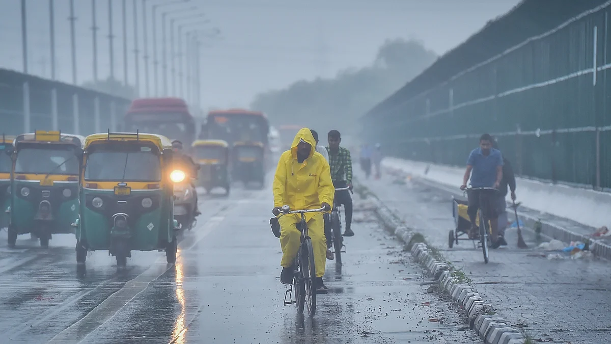  Commuters out on a rainy morning at ITO Bridge in New Delhi, India (Photo: Getty Images)