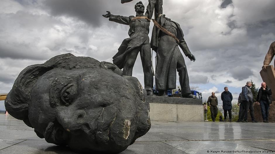 A dismantled Soviet-era monument depicting the friendship between Russia and Ukraine. (photo: DW) 