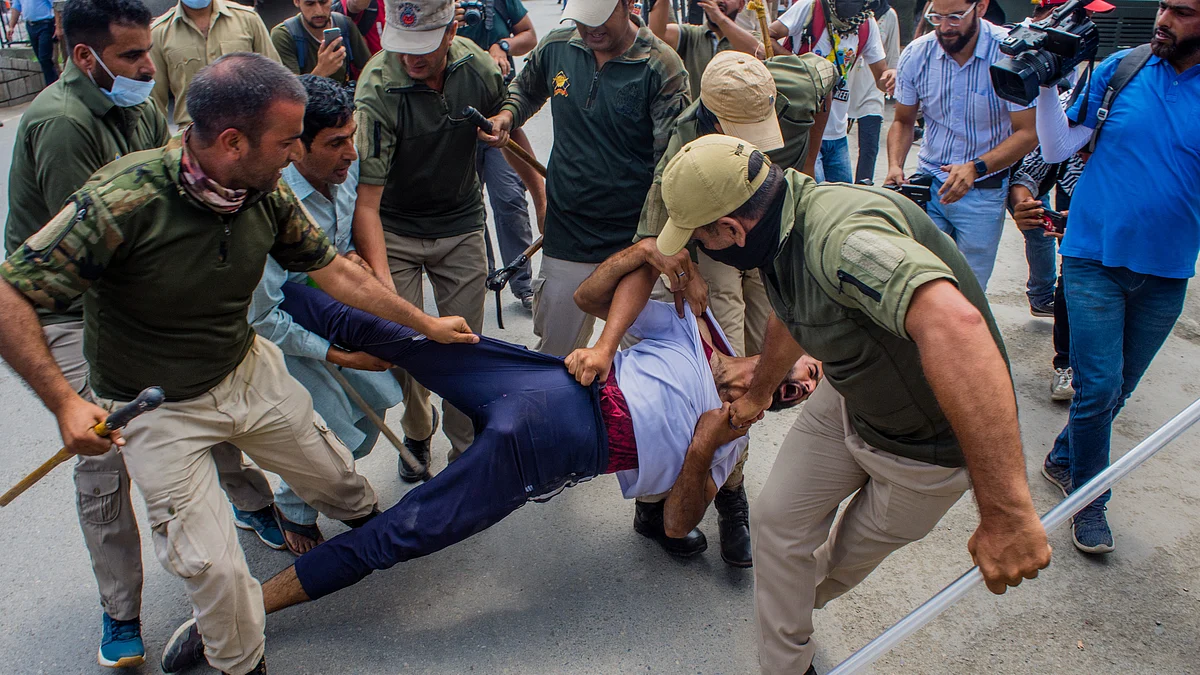 Indian police officers detain Kashmiri Shiite mourners trying to take part in a Muharram procession (Photo: Getty Images)