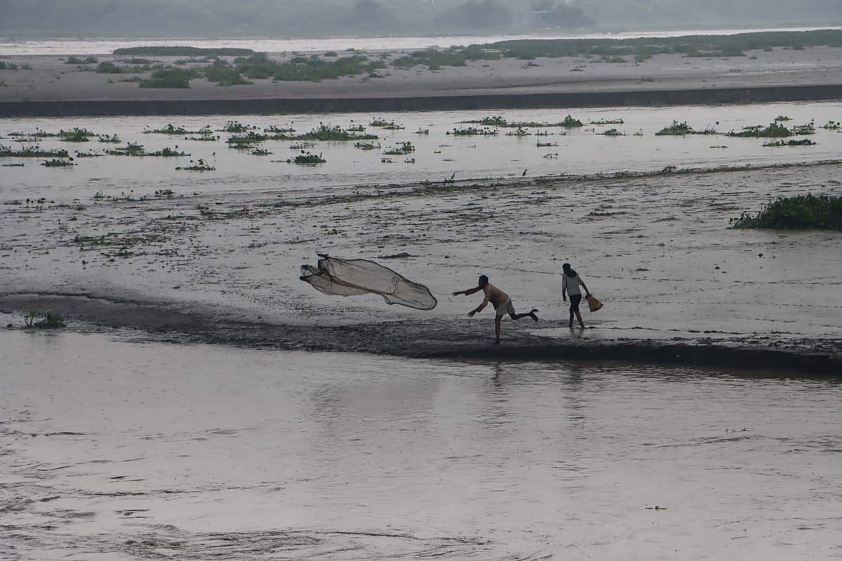 Fisherpeople at sea as they prepare to catch fish after the rise in water level (Photo: Vipin/National Herald)