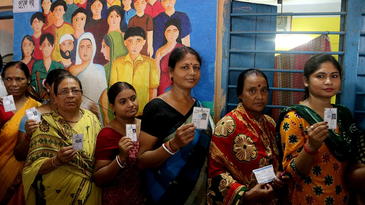 People are queuing at a polling station to cast their votes in West Bengal's 'Panchayat' or local elections (Photo: Getty Images)