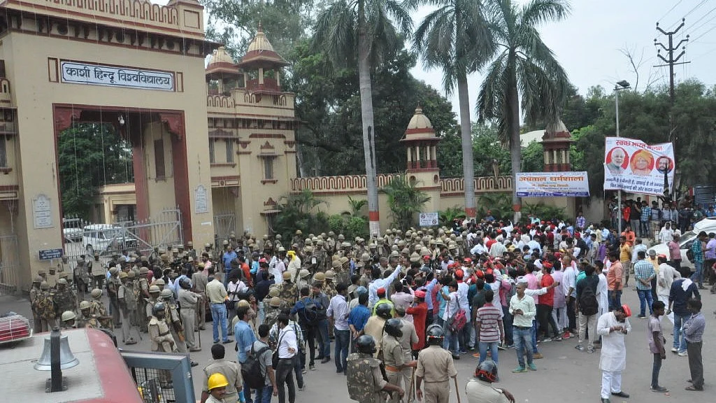 Protest at the main gate of the BHU (Getty Images)