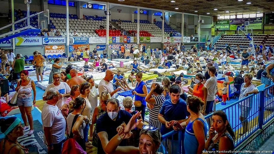 Rhodes fire triggers biggest evacuation in Greek history (DW)