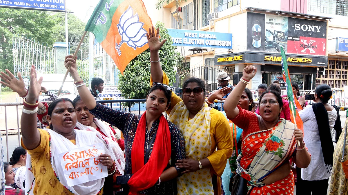 Supporters of the Bharatiya Janata Party (BJP) protest outside the West Bengal Election Commission, against Trinamool Congress (Photo : Getty Images)