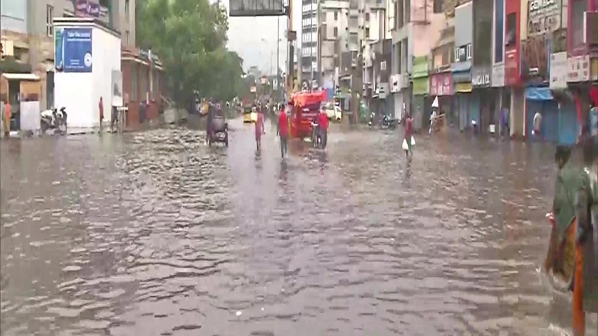 Heavy rains (Photo courtesy: ANI/Twitter)