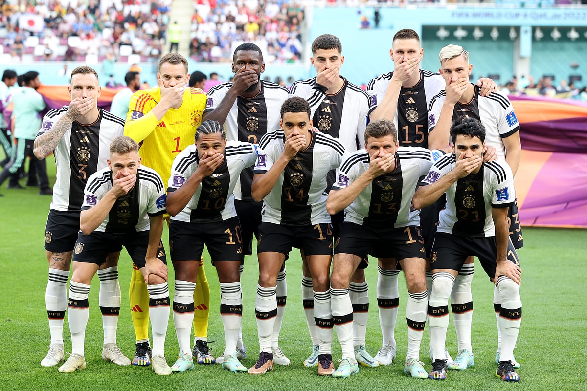 Germany players pose for a team photo at the FIFA World Cup Qatar 2022 with their hands covering their mouths in protest against the sanction on the One Love armband (photo: Alexander Hassenstein/Getty Images)