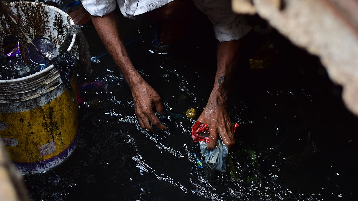 TN: Sanitary worker seen cleaning sewage with bare hands, notice served to official