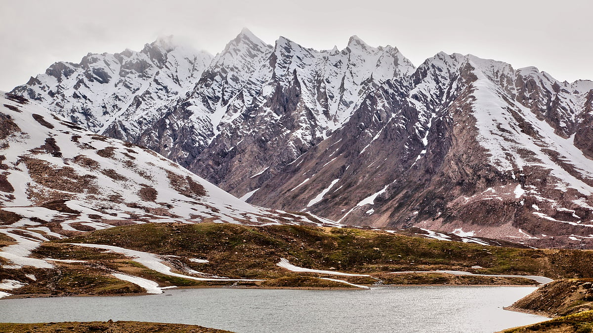 Himalayan mountains surround glacial lake along the Panzila pass (Panjila pass) in the Suru Valley in Zanskar, Ladakh (Photo: Getty Images)