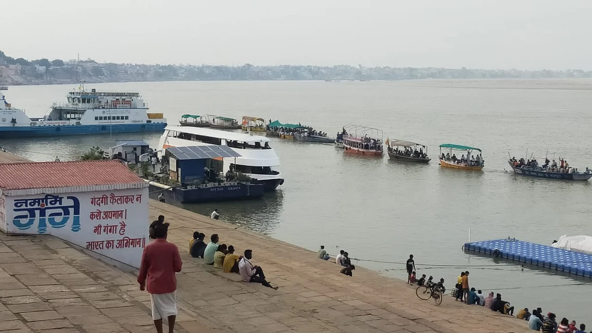 Boatmen lined up their boats in protest at Ravidas Ghat, Varanasi. (photo: National Herald)