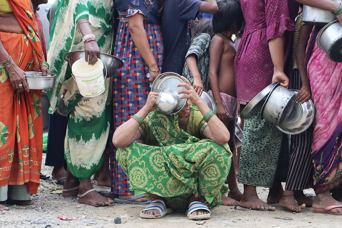 Flood affected person waiting for her turn for food (Photo: Vipin/National Herald)