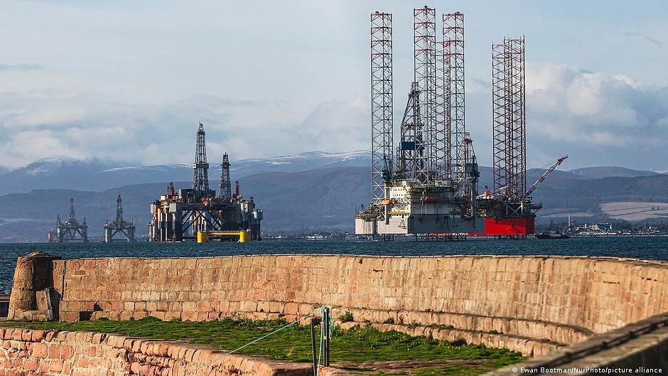 Disused oil rings anchored in Scotland (photo: DW)
