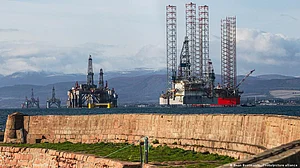 UK to grant new oil, gas licences despite zero-carbon aim