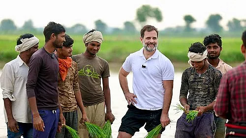 Rahul Gandhi interacts with framers (Photo: IANS)