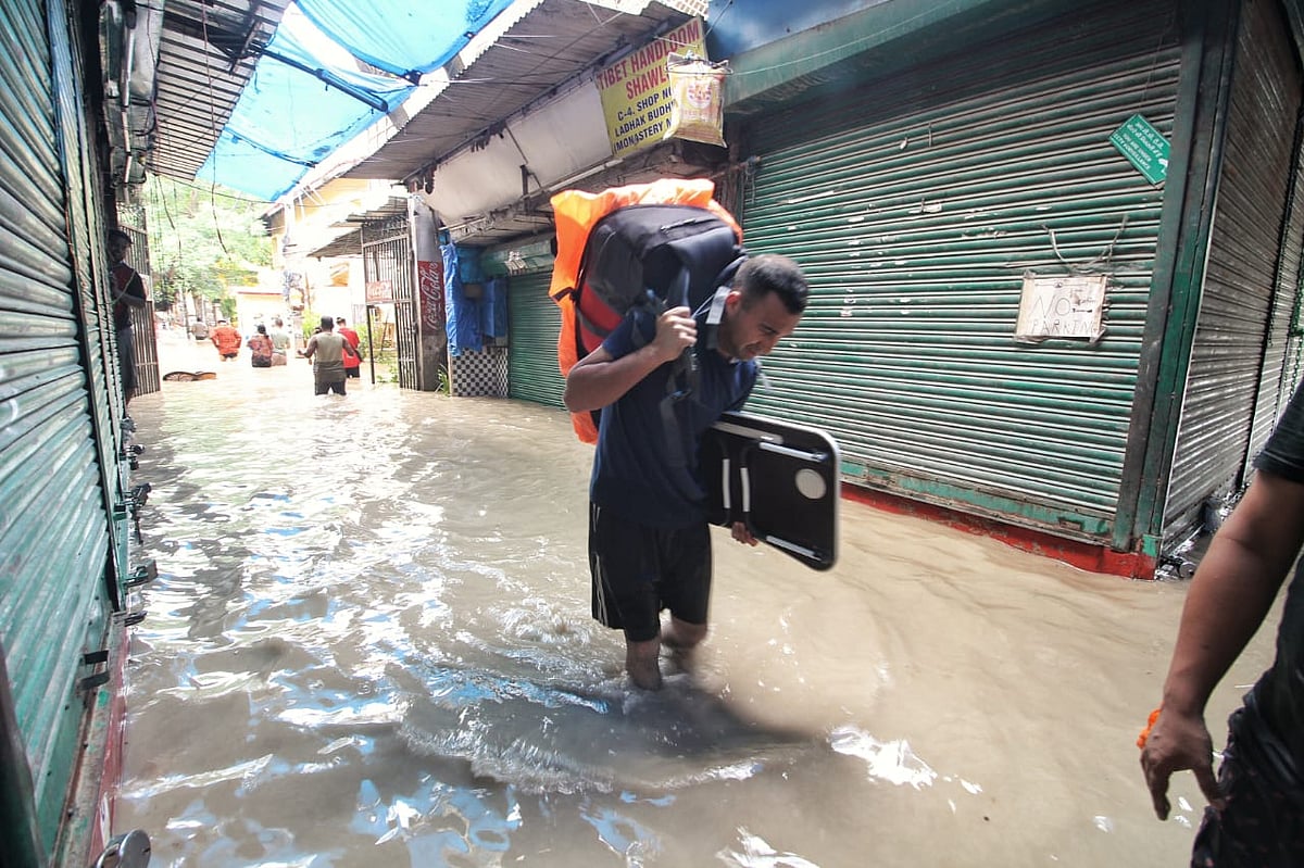 Knee deep water at Tibetan Monastery under ISBT Shahdara Link flyover on Ring Road (Photo: Vipin/National Herald)