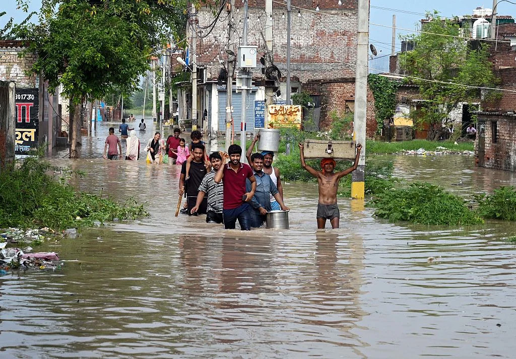 Residents shifting their household belongings at Khadda Gaon in Jaitpur village, Delhi (Photo: Getty Images)