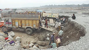 Workers extract sand, boulders and gravel from the Gaula riverbed in Uttarakhand. (photo courtesy: Dhruv)