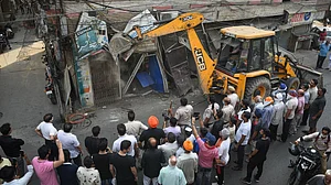 Representative image of using bulldozer to raze house and shop (photo: Getty Images)