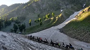 9,000 people begin Amarnath Yatra on 25th day