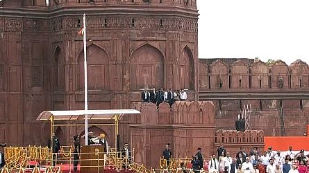 A video grab shows that the tricolour did not unfurl when PM Modi pulled the string. Many people are seeing an omen in it.