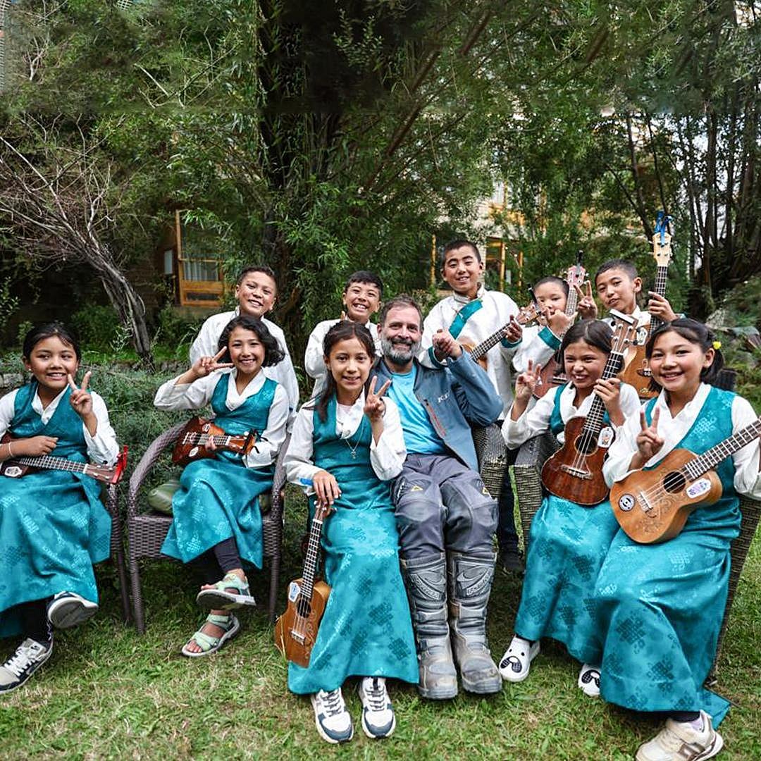 Among the people Rahul met were members of a children's musical group (photo: Indian National Congress)