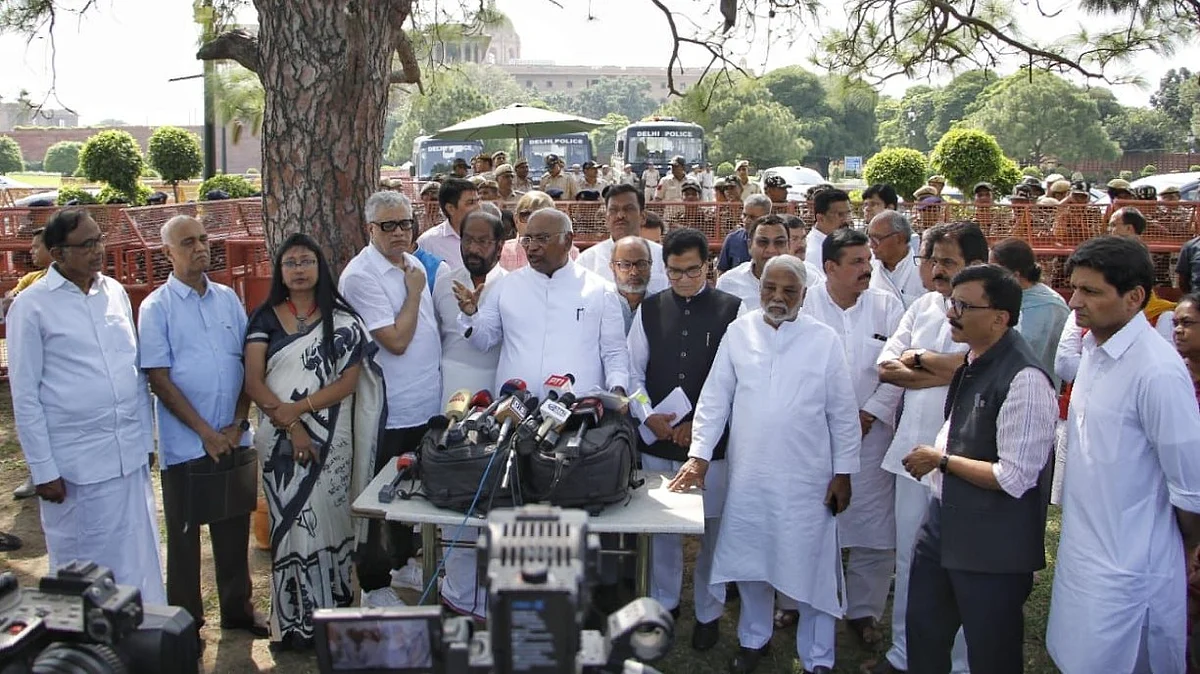 The opposition leaders meets President Murmu on Manipur violence (photo: Gettty Images)