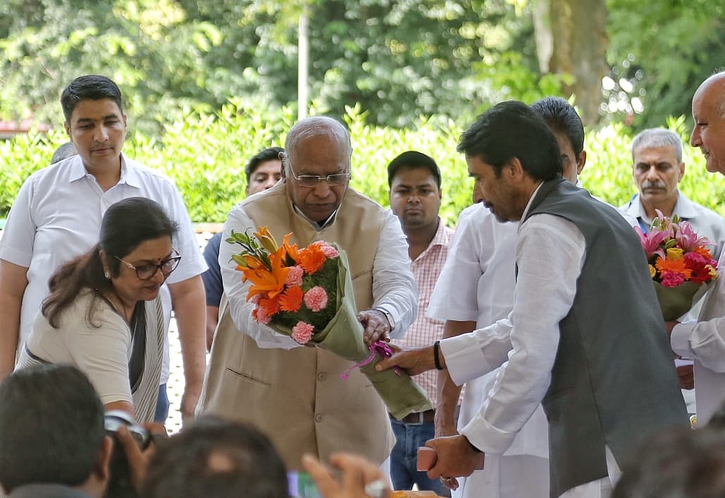 Mallikarjun Kharge with Congress workers (Photo: Vipin/National Herald)