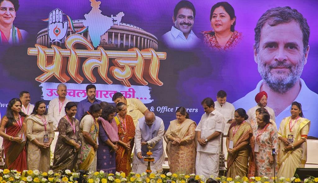 Malikarjun Kharge sharing stage with other Congress politicians (photo: National Herald/Vipin)
