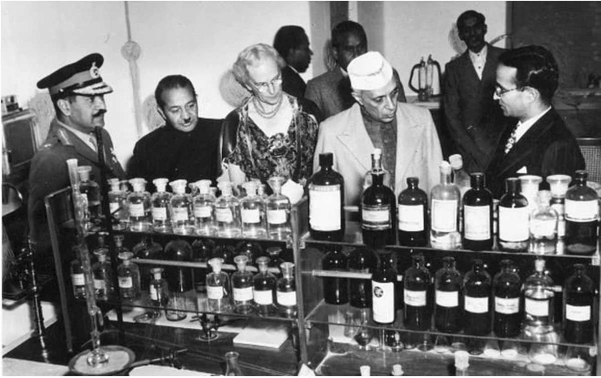 Jawaharlal Nehru at a laboratory in the Central Drug Research Institute, Lucknow (photo courtesy the The Hindu Photo Archives)