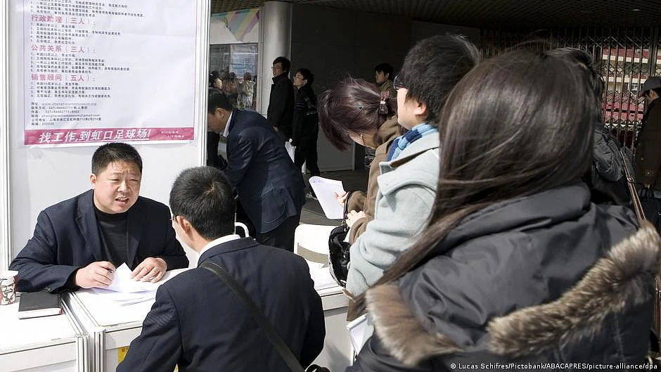 The number of urban young people in China seeking work has been growing to record highs (photo: Lucas Schifres/Pictobank/ABACAPRES/picture-alliance/dpa)