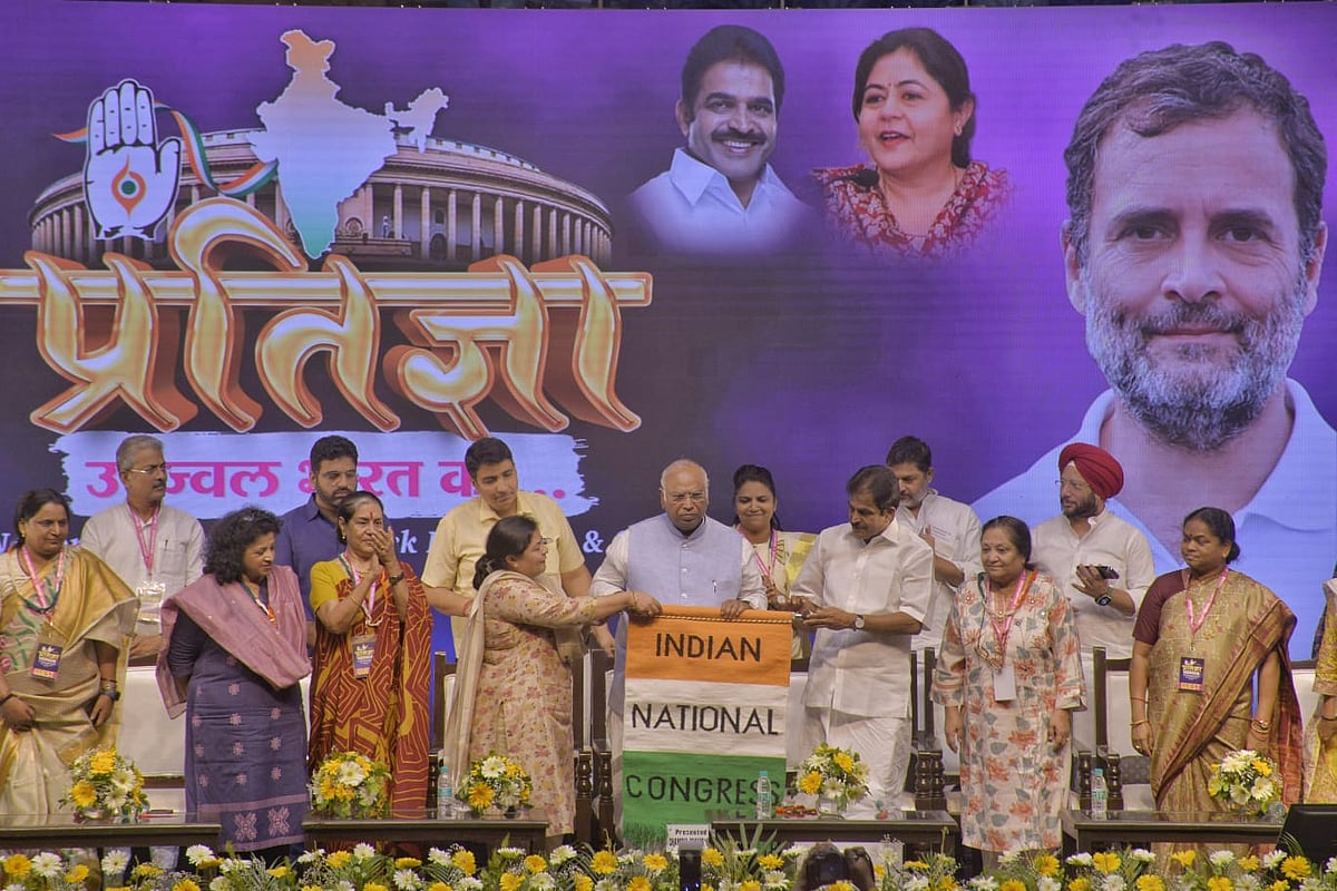 Malikarjun Kharge sharing stage with other Congress politicians (photo: National Herald/Vipin)
