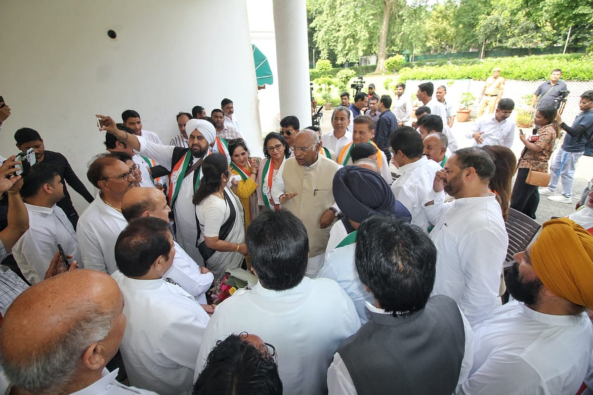 Mallikarjun Kharge at his residence with other workers (Photo; Vipin/National Herald)