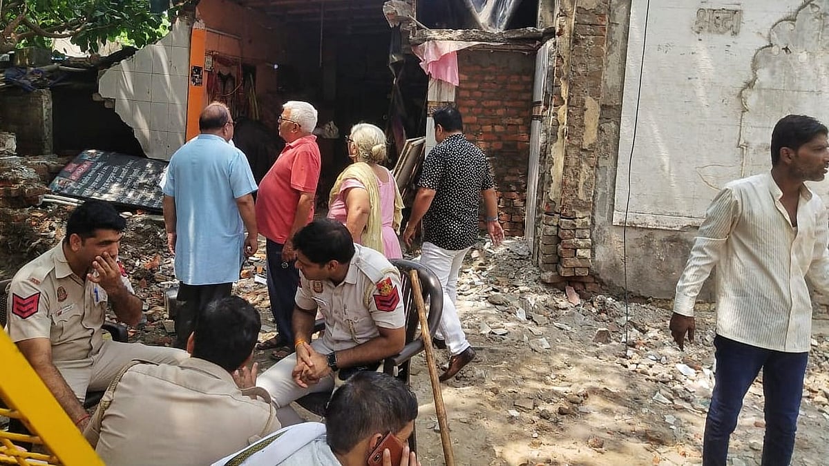 Demolish illegal construction during an anti-encroachment drive at Geeta Colony area, in New Delhi (photo: vipin/National Herald)