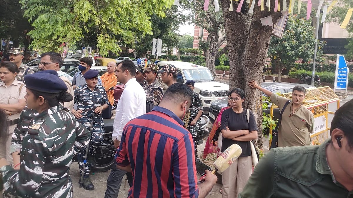 Police arrive at the WE20-People's Summit at HKS Surjeet Bhawan on Saturday (Photo: Vishwadeepak/ NH)