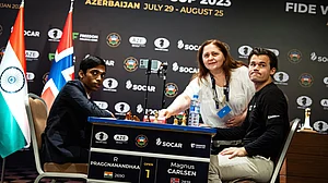 Aynur Sofiyeva, Azerbaijan's first WGM, made the ceremonial first move in the game between Carlsen and Praggnanandhaa (photo: @FIDE_chess/X)