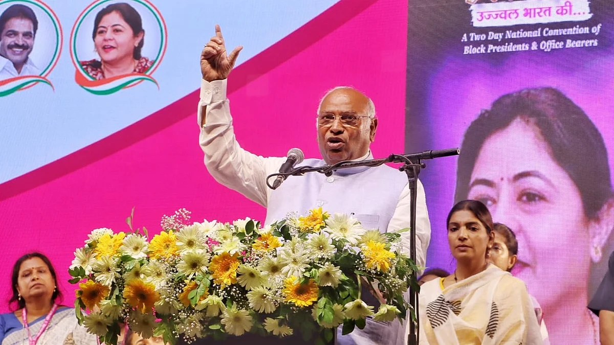 Congress President Mallikarjun Kharge with All India Mahila Congress President Netta D'Souza and others during a national convention of Mahila Congress' Block Presidents and Office Bearers, in New Delhi. (photo: National Herald/Vipin)
