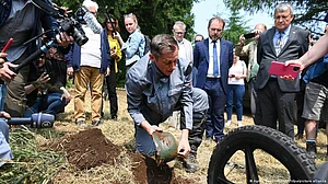 France: Hunt for slain Nazi troops upends WWII narratives