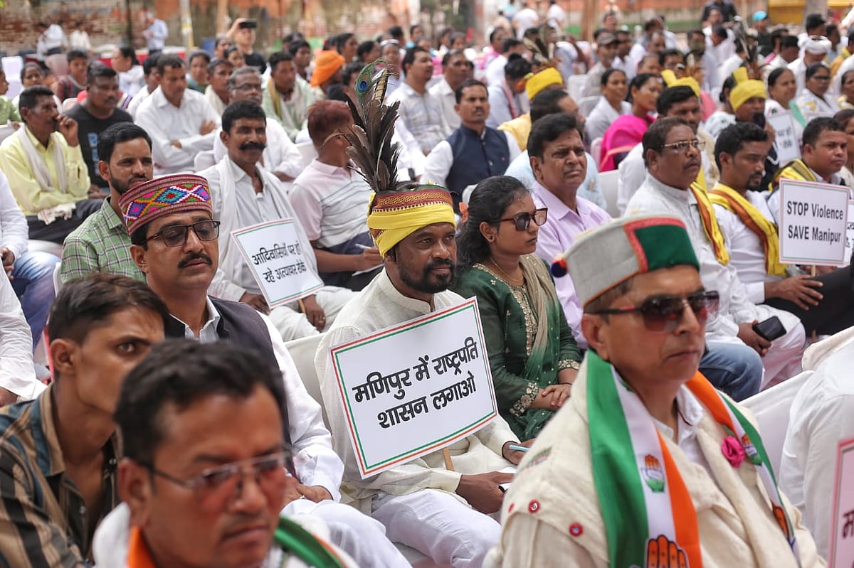 Adivasi protestors with placards of solidarity at Jantar Mantar (Photo: Vipin/National Herald)
