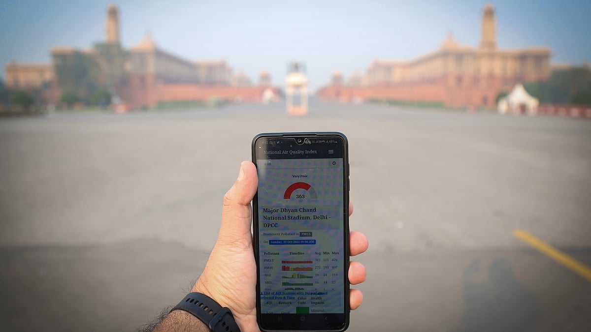 Thick smog seen near the New Delhi Central Vista at Vijay Chowk in  October 2022. Air quality in the 'very poor' to 'severe' category  is common in the NCR through the autumn–winter months (photo: Sanchit Khanna/Hindustan Times via Getty Images)