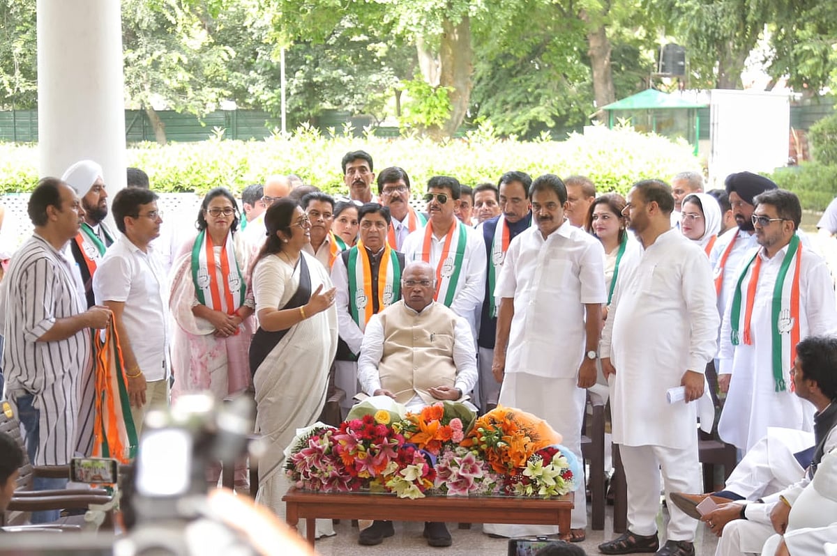 Mallikarjun Kharge with Venugopal and other party workers at his residence (Photo: Vipin/National Herald)