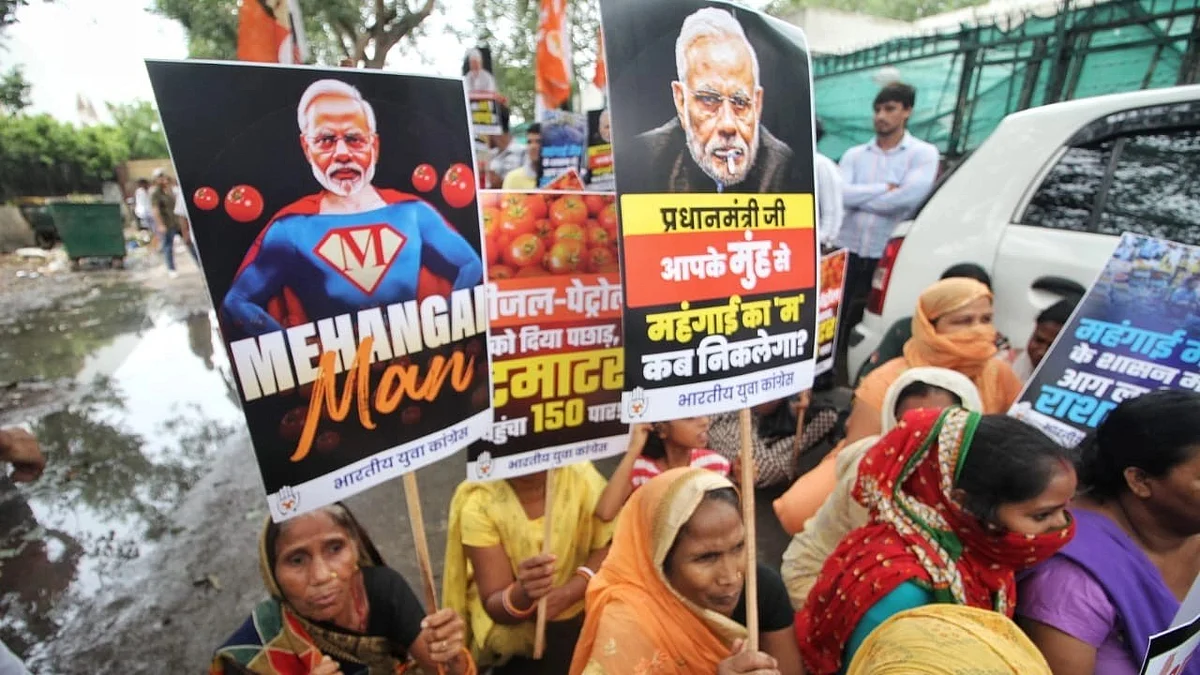 Indian Youth Congress supporters protest against inflation, high vegetable prices in New Delhi (photo: Vipin/National Herald)