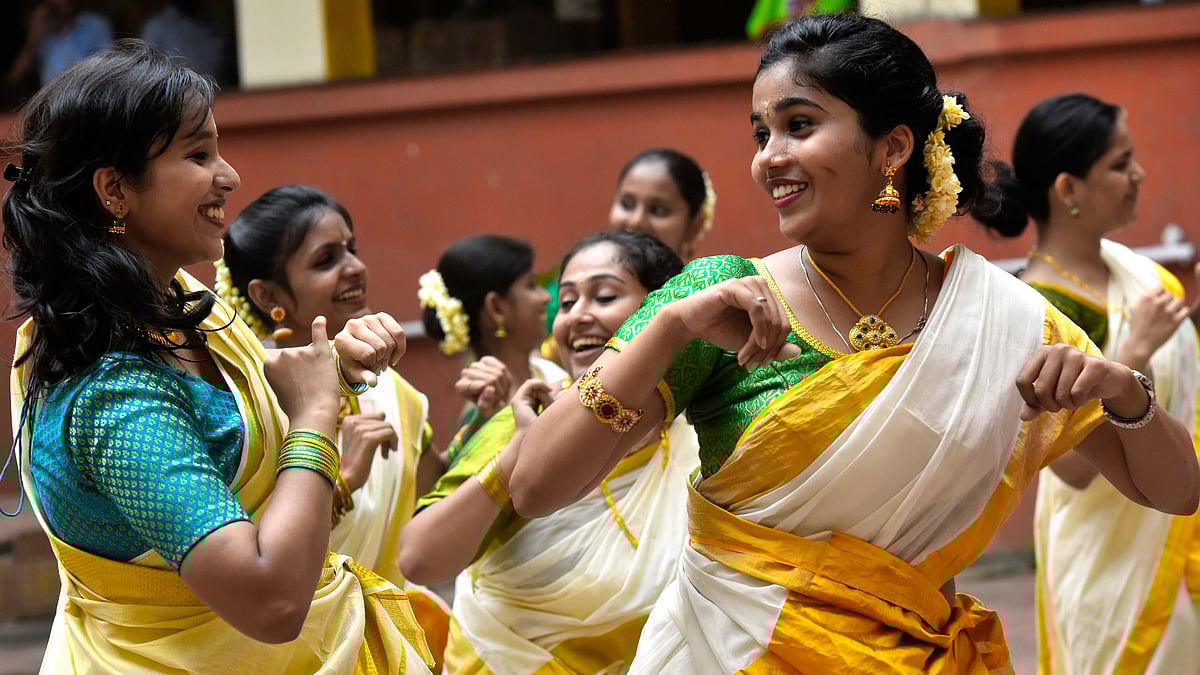 With 'pookkalam' and 'sadya', Keralites celebrate Onam in traditional way